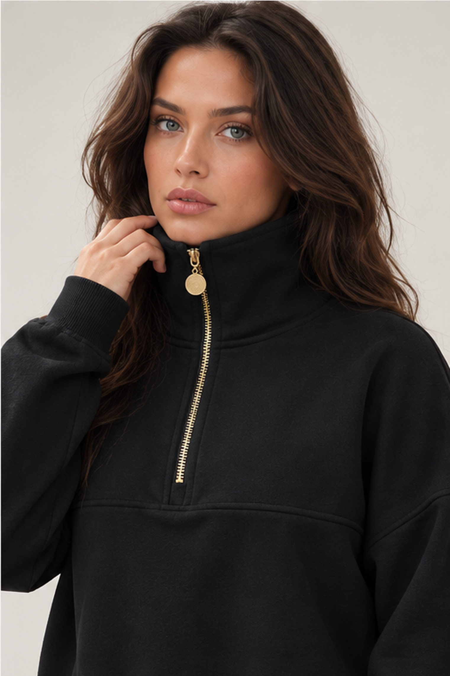 Close-up of the high collar and the gold-coloured zip with a round pull.