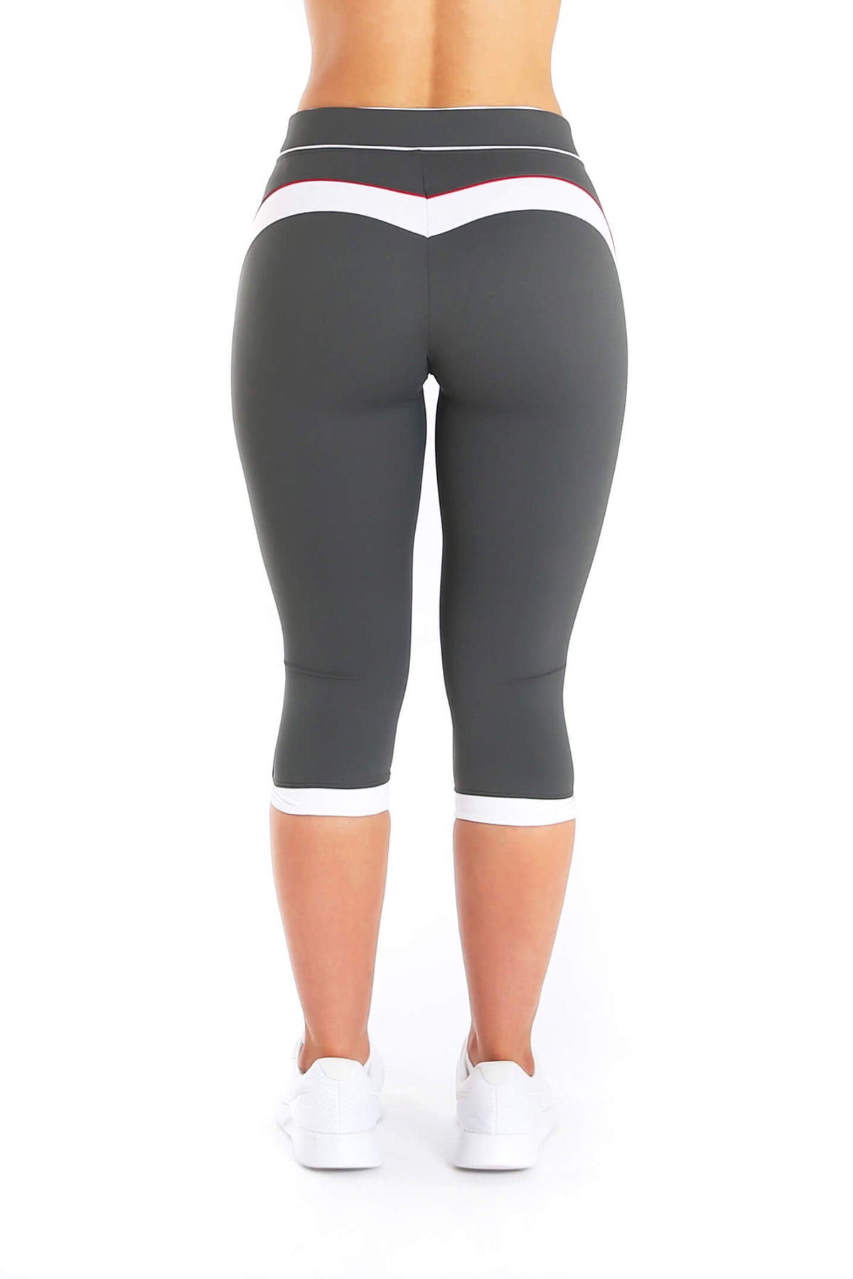 Il retro dei leggings capri con una parte bianca angolata sulla vita e bordi bianchi alle ginocchia.