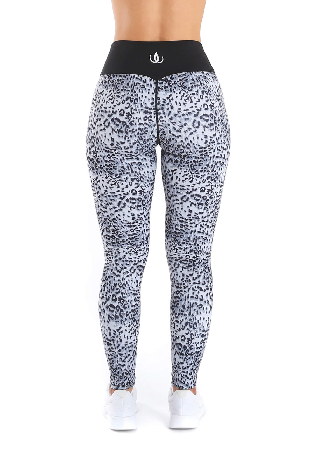 La fascia nera in vita dei leggings ha un logo bianco e il motivo continua sul retro.