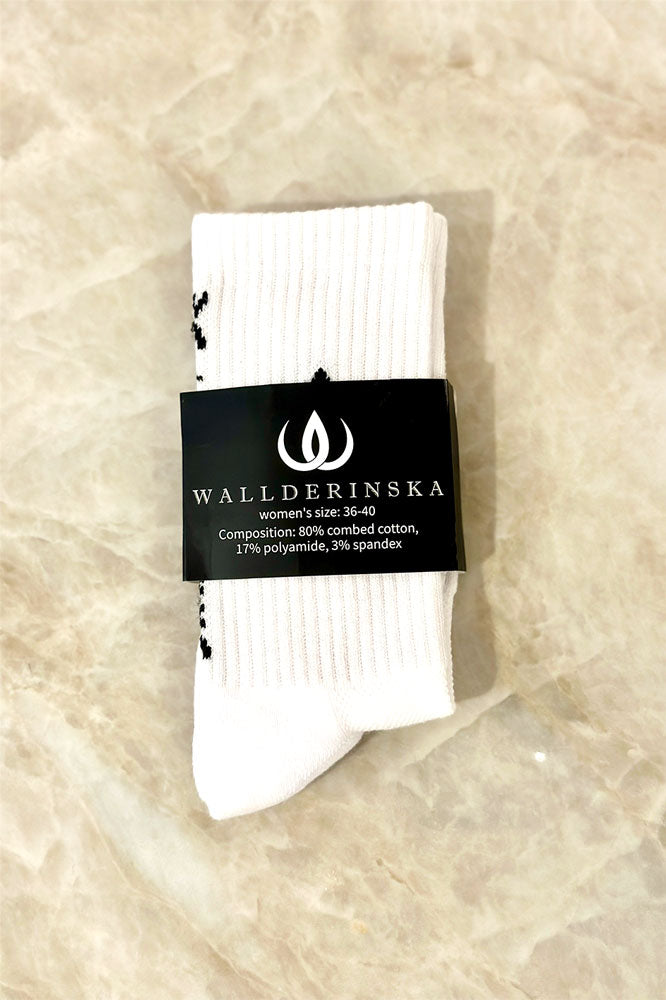 W-Crew Sock White på fot i studiomiljö