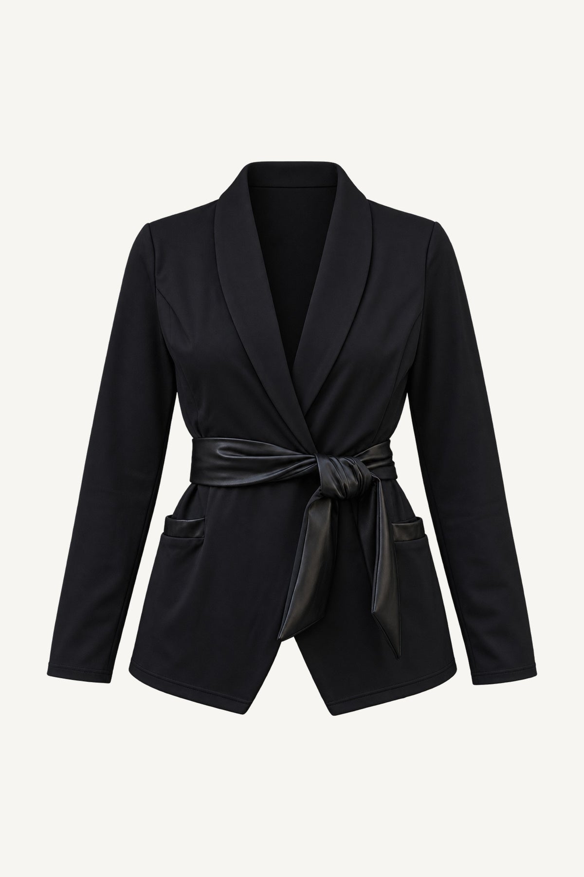 Edge Blazer scontornato. Blazer nero con collo a scialle, cintura annodata in vita e tasche sul davanti.