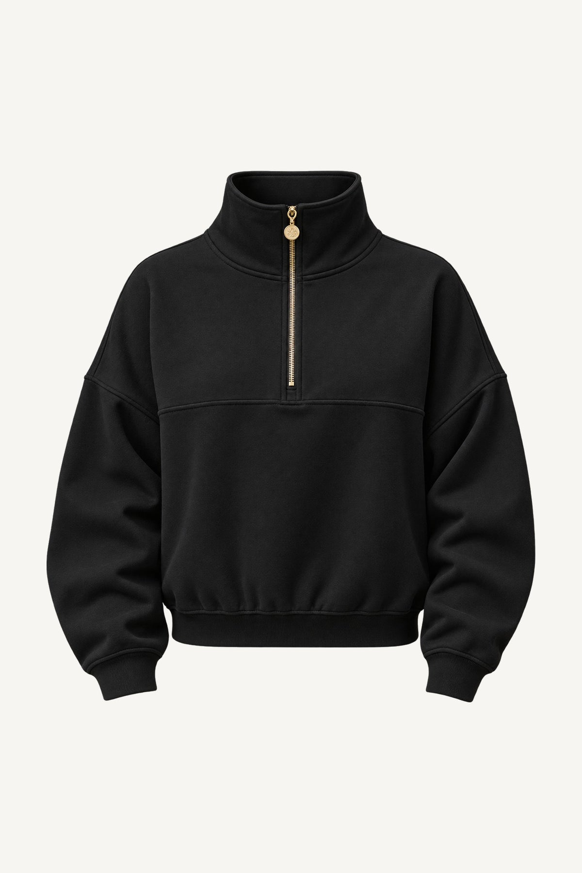 Edge Cozy Half Zip Sweater scontornata. Maglia nera con collo alto, zip color oro fino al petto e ampio polsino in fondo.