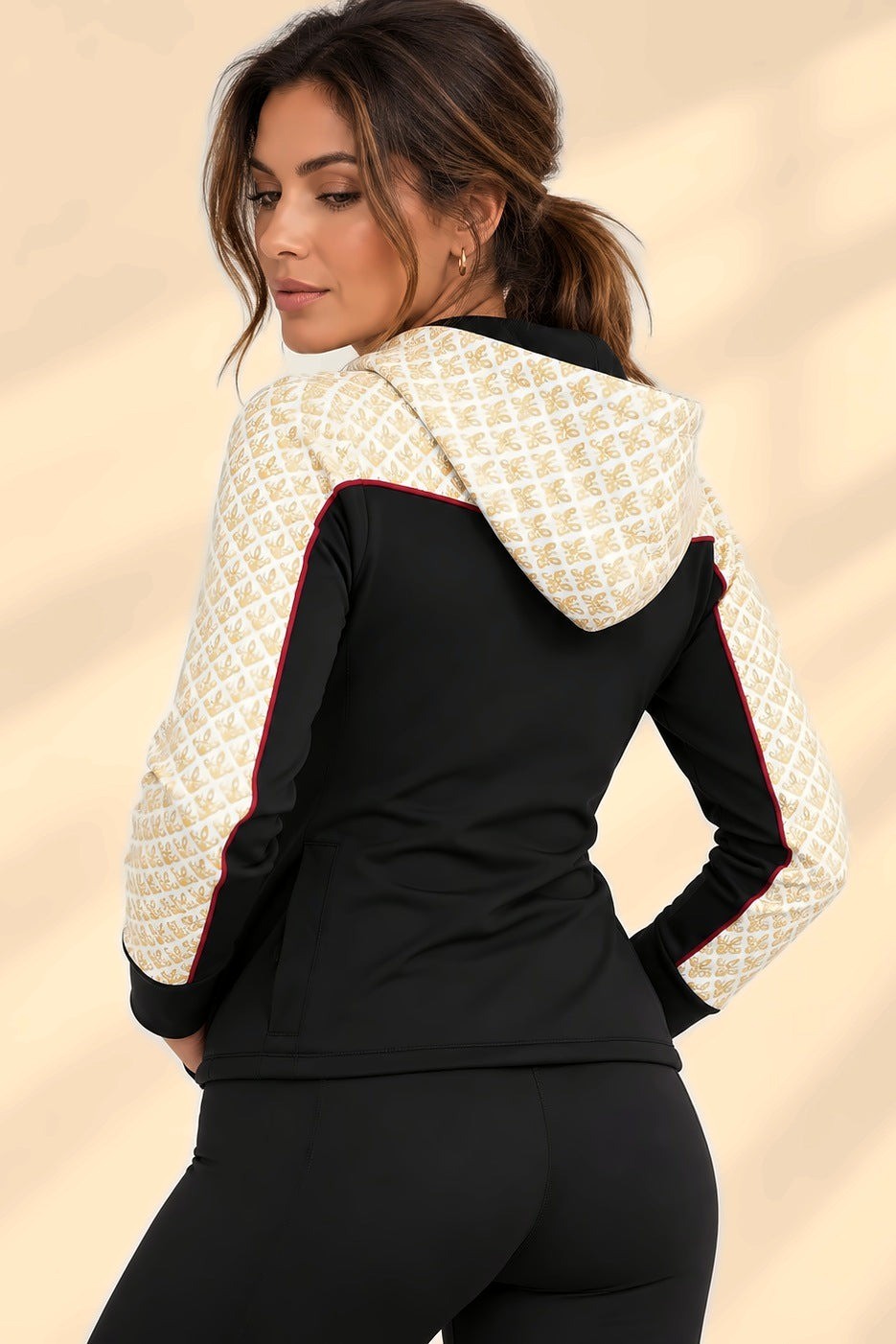 Yoke trainingsjack schuin van achteren, met een gedessineerde capuchon en rode bies langs de pas.