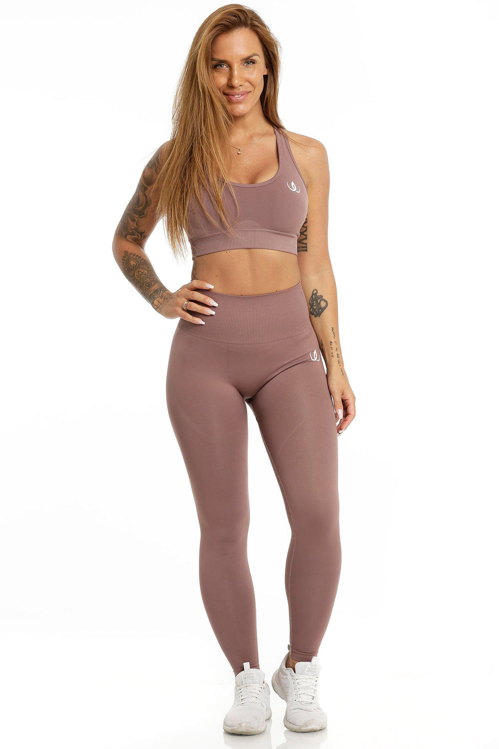 The tights reach all the way down to the ankle and are worn with a matching sports bra in the same shade.