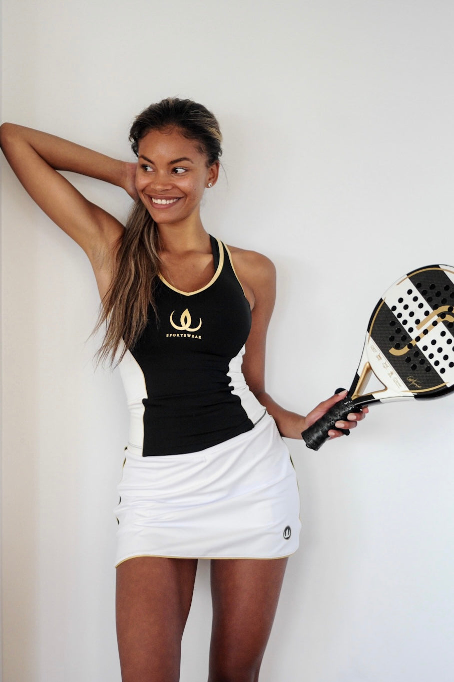 Slimline White Court Skirt på modell på tennisbana