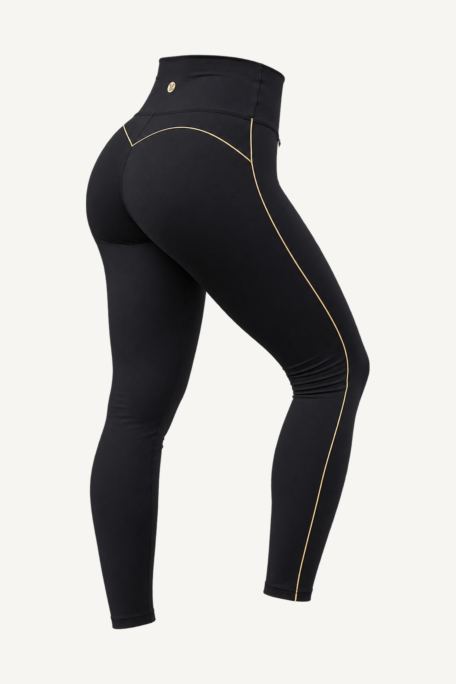 Slimline FlexFlow Träningstights Svart/Guld cut out, at an angle from behind. A single gold line along the leg and a gold-coloured plate at the waist.