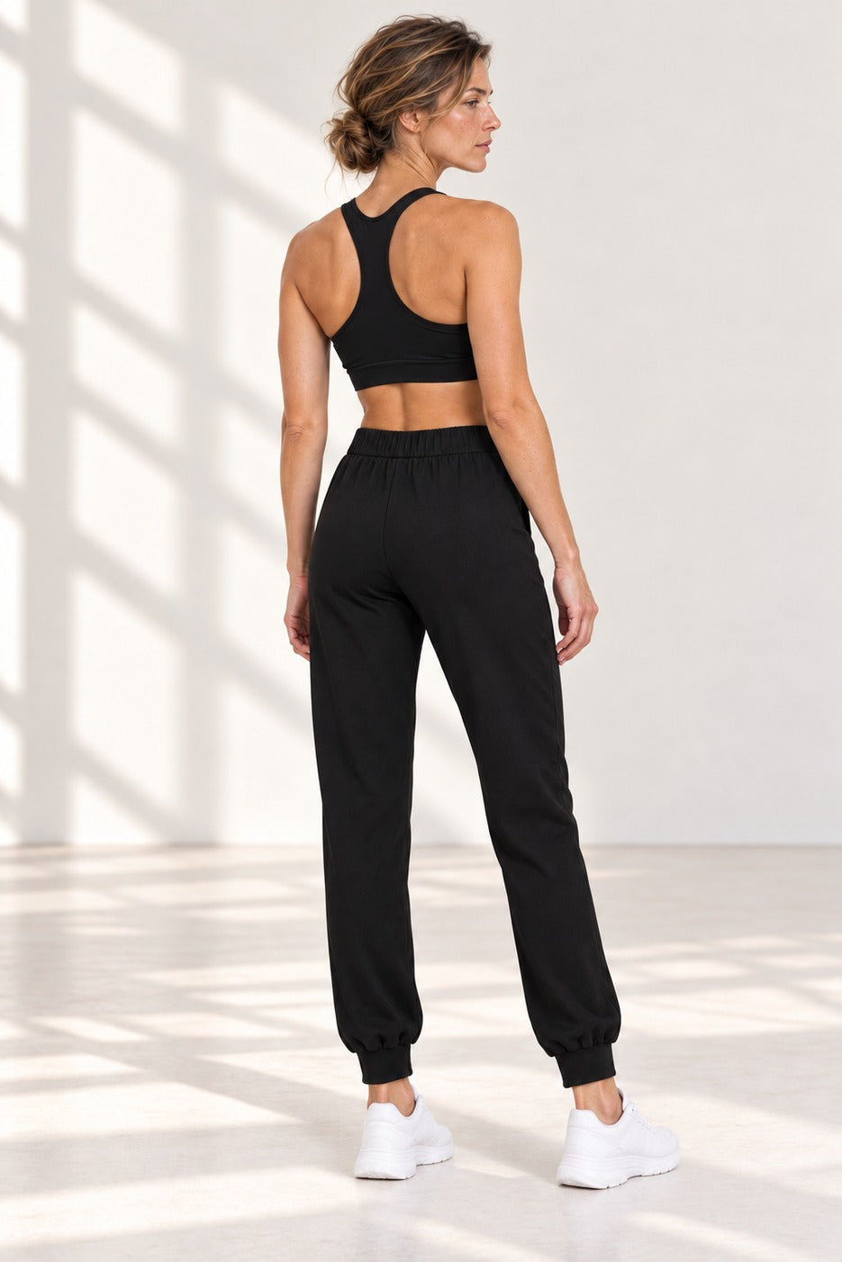 Edge Gold Button broek in zwart van achteren, met elastiek in de taille.