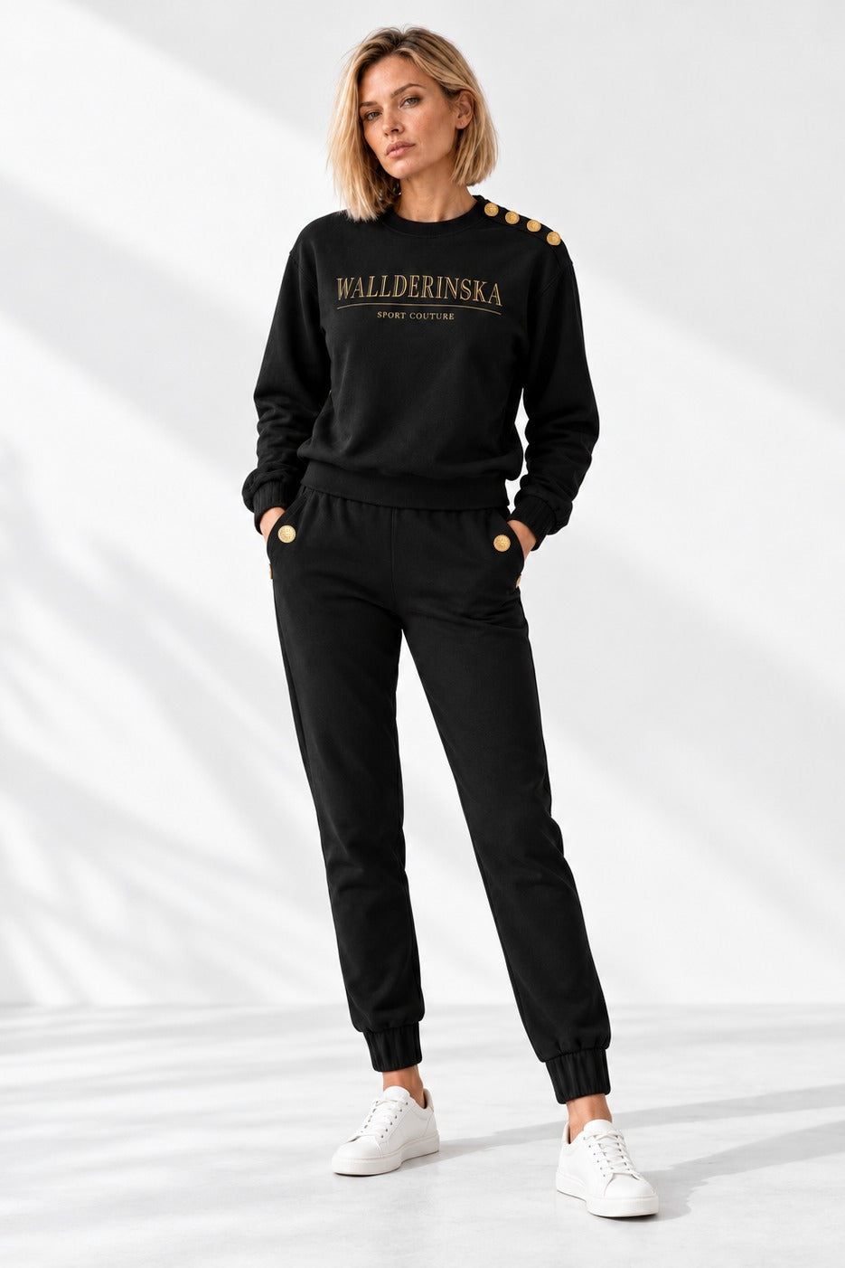 Edge Gold Button sweater en Edge Gold Button broek in zwart, volledig beeld in de studio met witte sneakers.