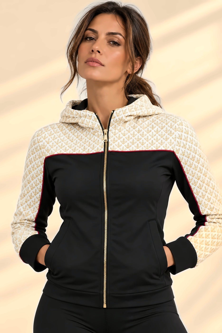 Yoke trainingsjack van voren, met de rits dichtgetrokken tot de capuchon.